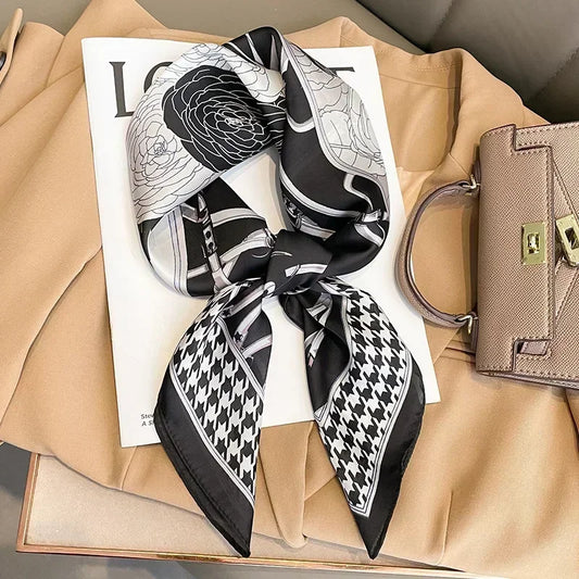 Foulard carré noir, gris et blanc cassé au motif vintage luxueux.