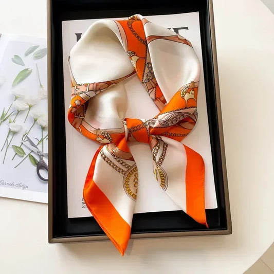 Foulard vintage orange et blanc aux imprimés élégants.