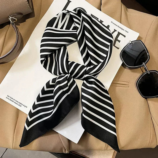 Foulard noir et blanc à rayures en satin de soie, style chic.