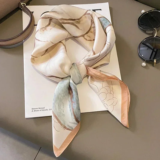Foulard carré crème, bleu pastel et rose poudré en satin.