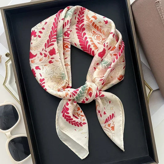 Foulard carré rose clair et rose foncé au motif élégant.