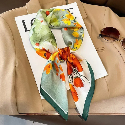 Gros plan sur le motif floral jaune et vert.