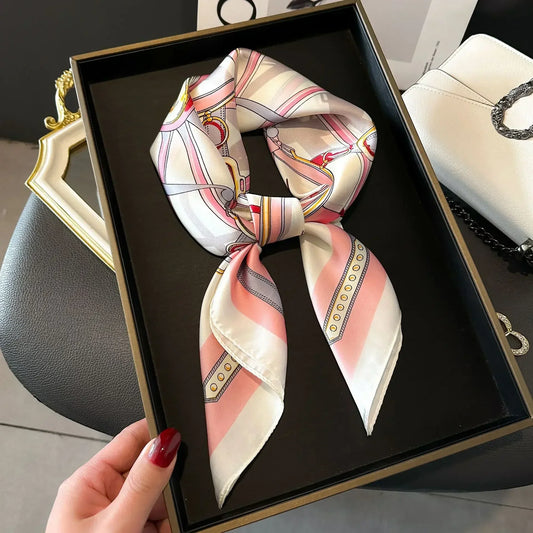 Foulard carré rose pâle et blanc à plat, design vintage épuré.