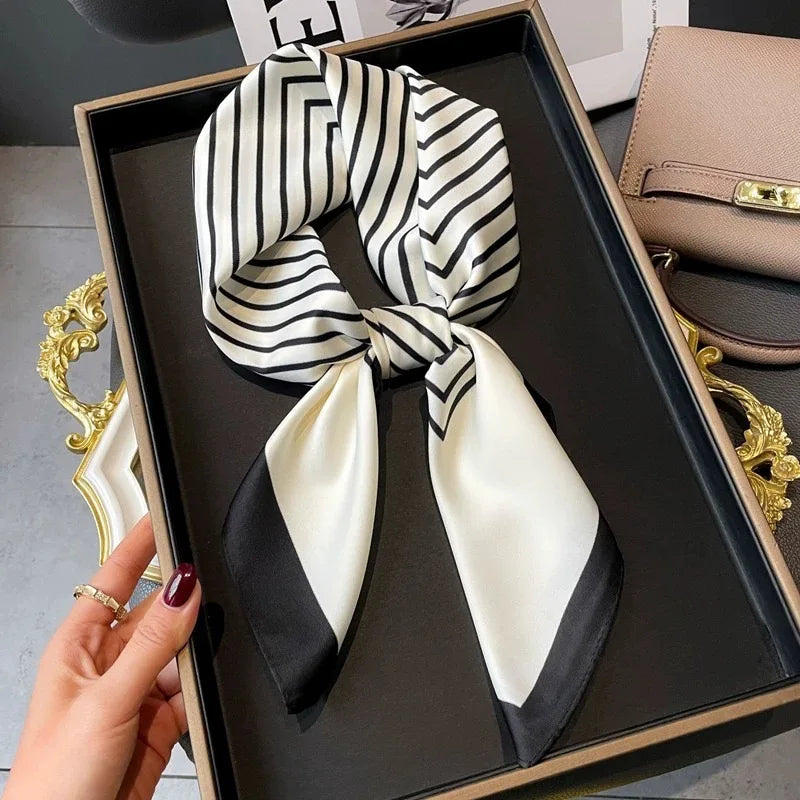 Magnifique foulard carré à rayures noir et blanc en satin.