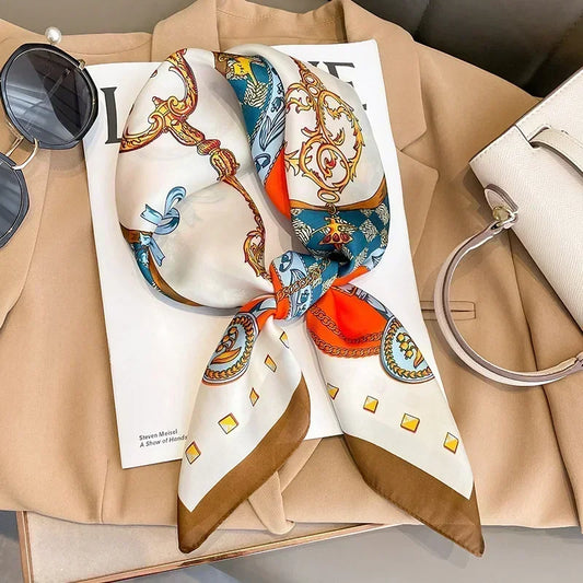 Foulard carré vintage blanc, doré et marron avec touches colorées.