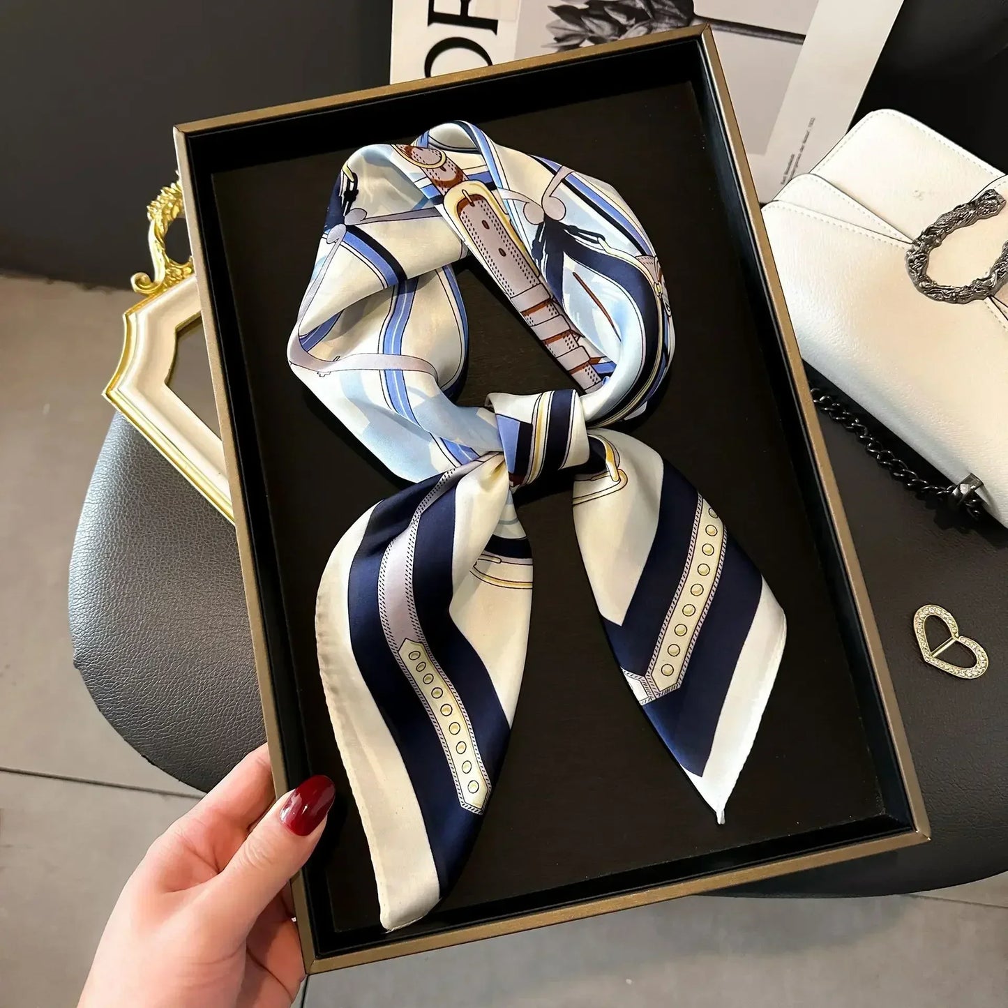 Foulard vintage femme en satin, bleu marine et crème.