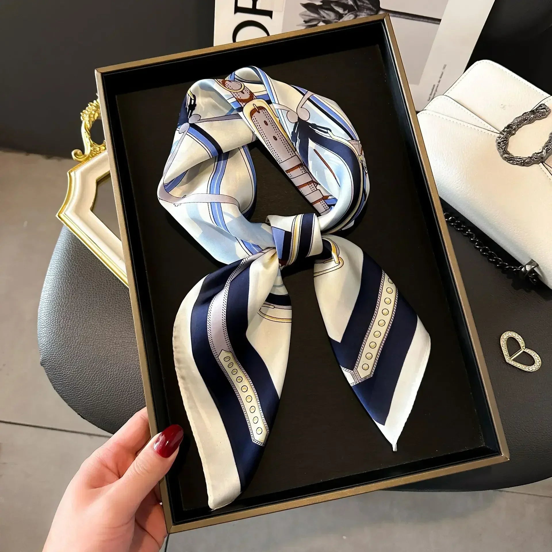 Foulard vintage femme en satin, bleu marine et crème.