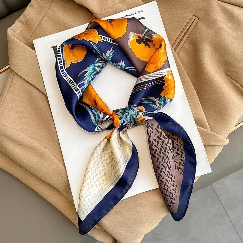 Foulard vintage bleu marine, crème et orange en satin brillant.