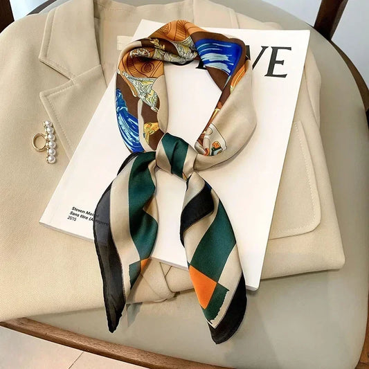 Foulard vintage crème et vert pour femme, élégant et chic.