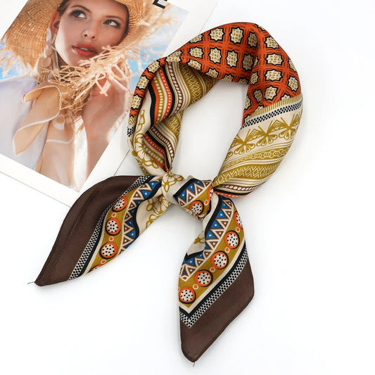 Foulard carré marron, doré et orange avec imprimé vintage.