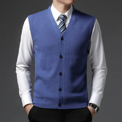Gilet en laine bleu pour homme, col V, coupe ajustée et boutonnage élégant.