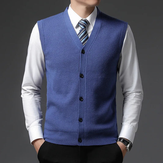 Gilet en laine bleu pour homme, col V, coupe ajustée et boutonnage élégant.