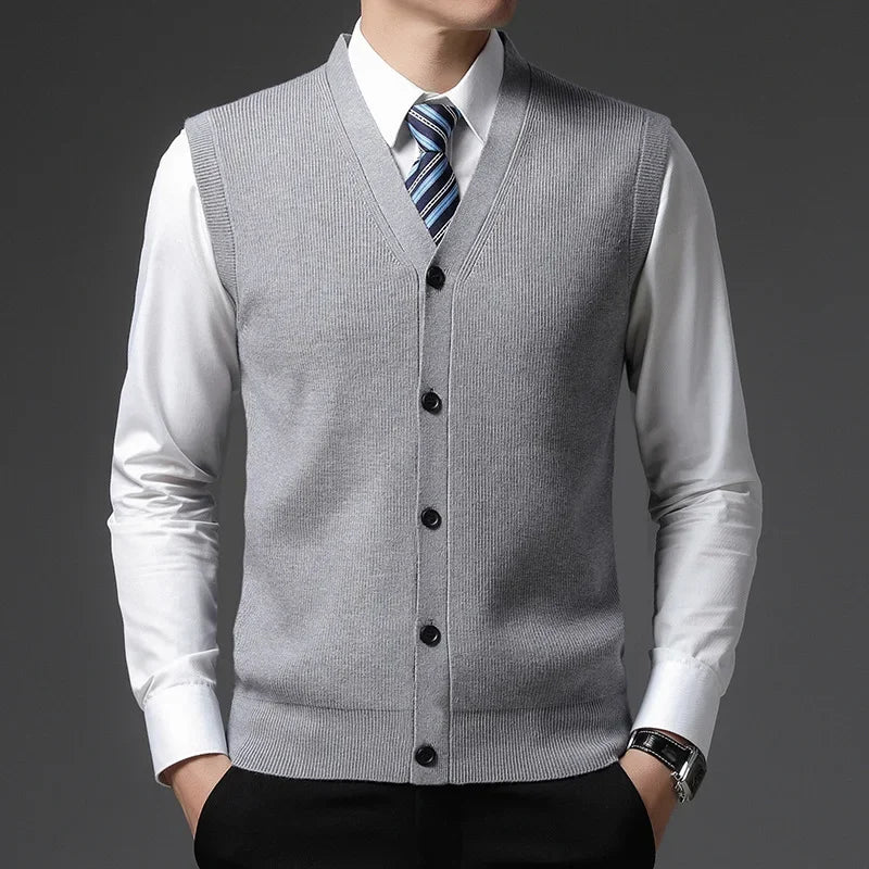 Gilet homme gris tricoté, laine de qualité, coupe droite et tombé parfait. Inspiré du style anglais, old money