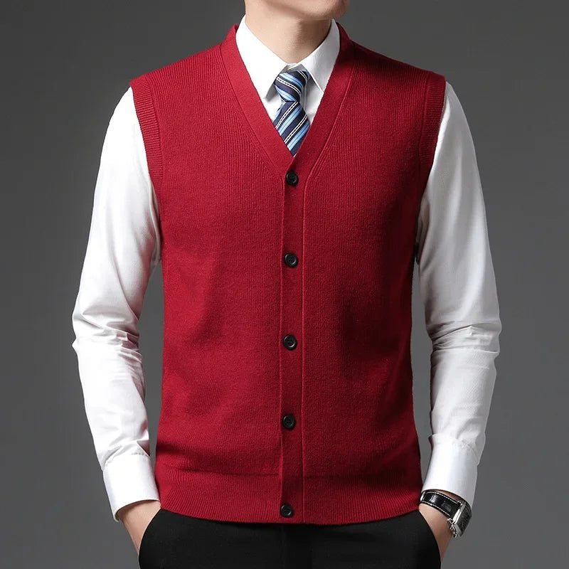 Gilet tricoté rouge, matière douce en laine et respirante pour un confort absolu.