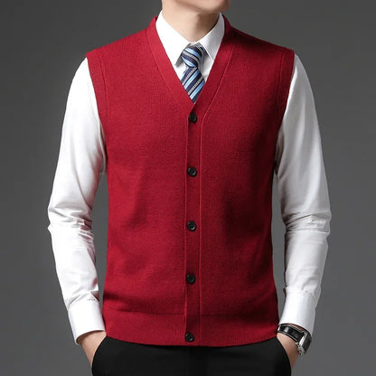Gilet tricoté rouge, matière douce en laine et respirante pour un confort absolu.