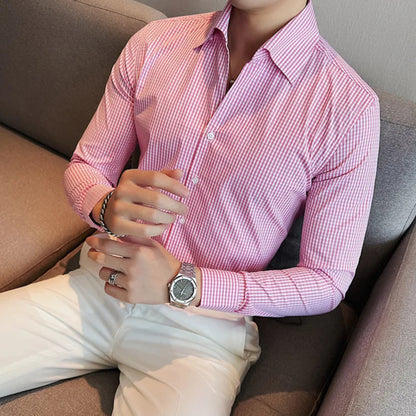 Chemise à carreaux rose et blanc avec boutonnière fermée et col V, pour une silhouette soignée et moderne.