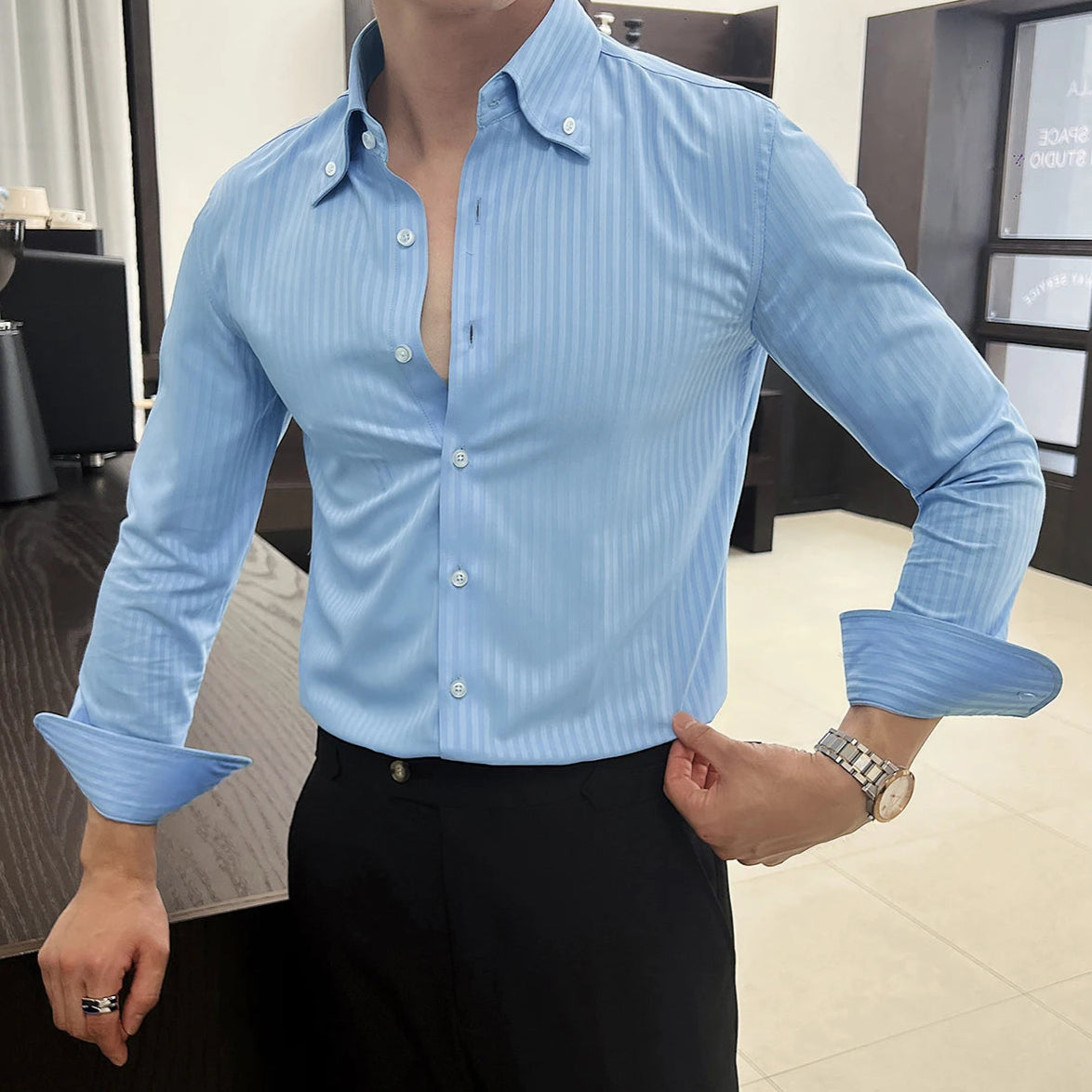 Détail des poignets ajustables de la chemise slim bleu clair, soulignant la qualité du tissu et de la couture.