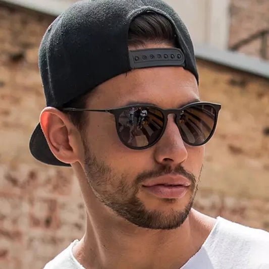 Homme portant les lunettes PIETRO verres miroir et monture métallique, style rétro œil de chat, UV400, antireflet, lunettes tendance, idéales pour un look vintage chic
