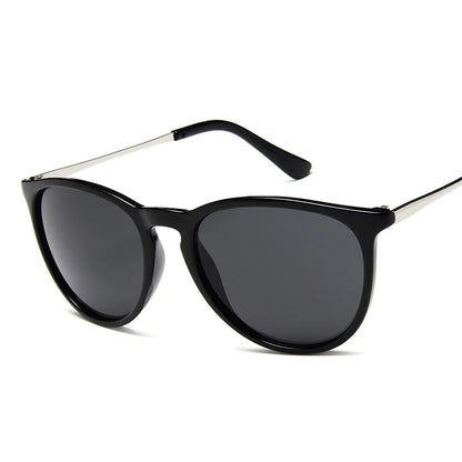 Lunettes PIETRO œil de chat avec verres miroir et monture métallique et noir, protection UV400, style rétro et tendance, lunettes unisexes, parfaites pour l’été