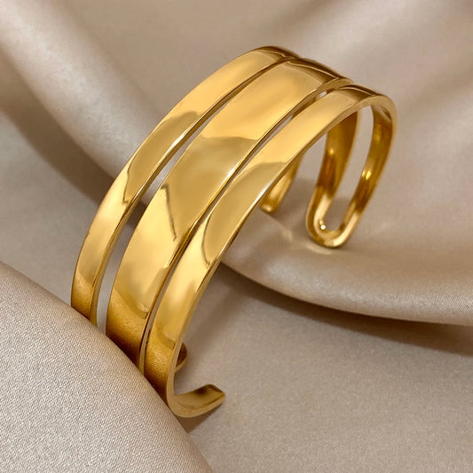 Magnifique bracelet doré, manchette ouverte au style audacieux et élégant.
