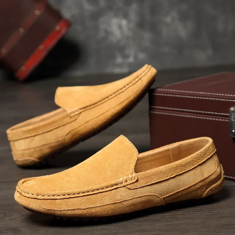 Chaussures bateau marron clair pour homme, mocassins artisanaux en daim, fabrication soignée