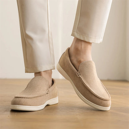 chaussures-homme-beige-daim-elegance-sobre
