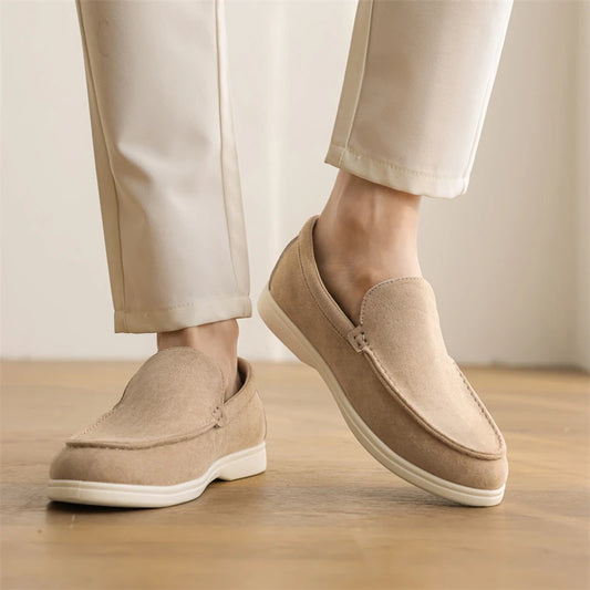 chaussures-homme-beige-daim-elegance-sobre
