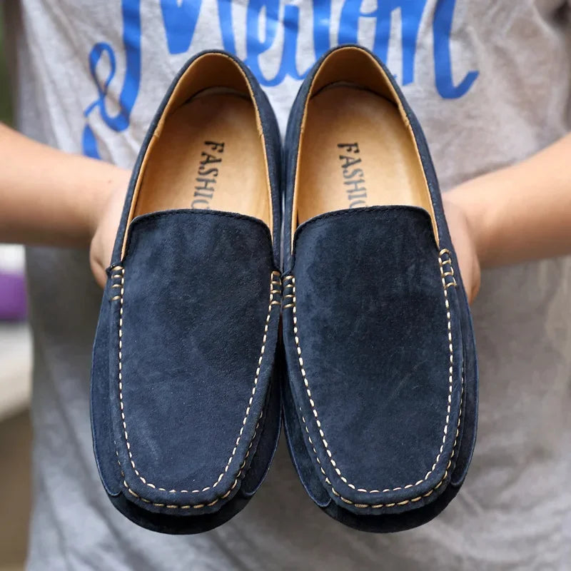 Chaussures bateau marron clair pour homme, mocassins artisanaux en daim, fabrication soignée, zoom dessus