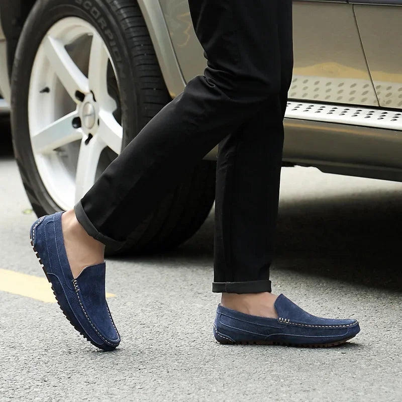 Mocassins bleu marine homme en daim artisanal, à enfiler, style bateau élégant et intemporel, portées