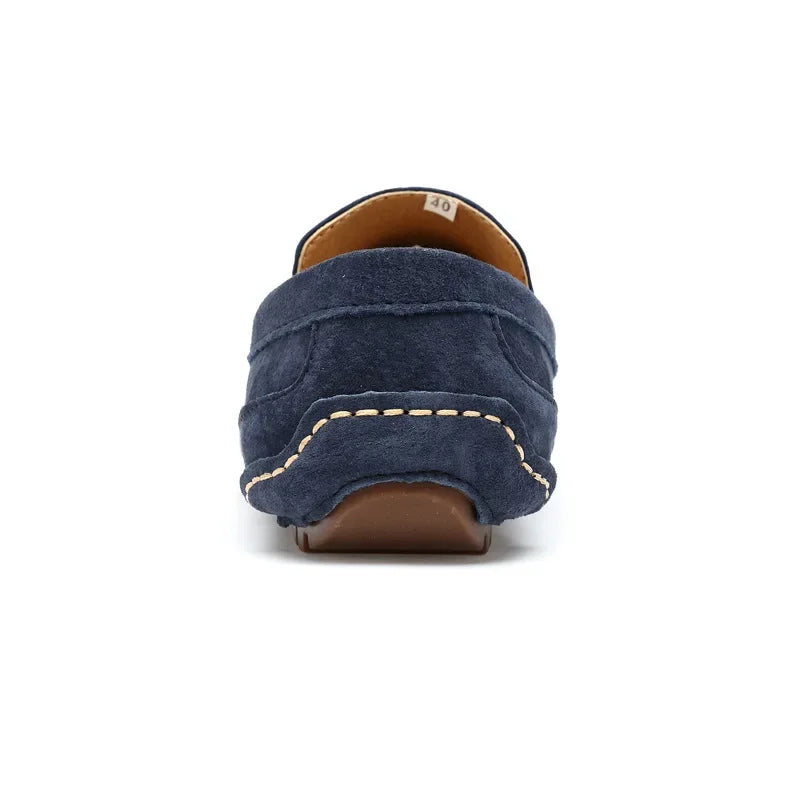 Mocassins bleu marine homme en daim artisanal, à enfiler, style bateau élégant et intemporel, vue arrière