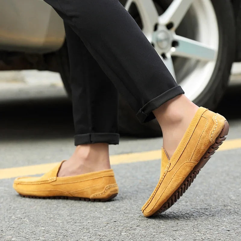 Chaussures bateau marron clair pour homme, mocassins artisanaux en daim, fabrication soignée, portées