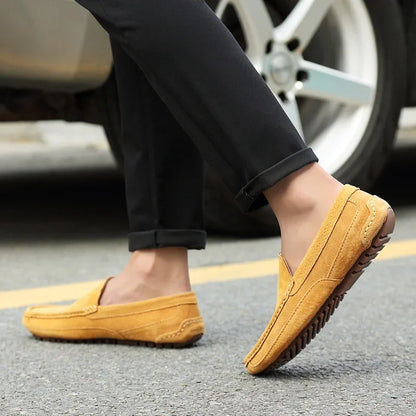 Chaussures bateau marron clair pour homme, mocassins artisanaux en daim, fabrication soignée, portées