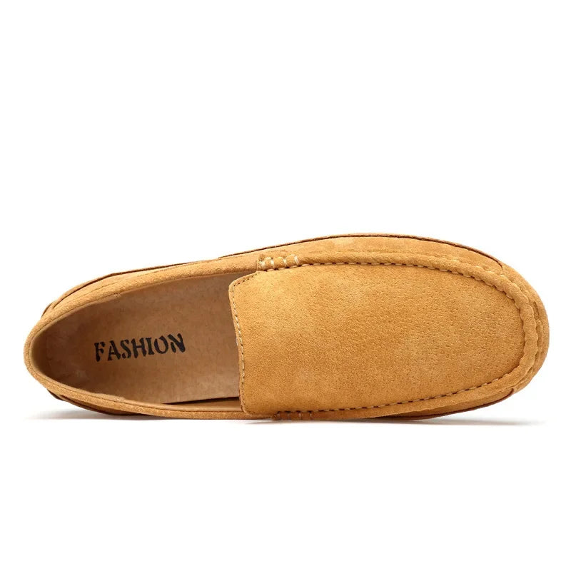 Chaussures bateau marron clair pour homme, mocassins artisanaux en daim, fabrication soignée, zoom coutures