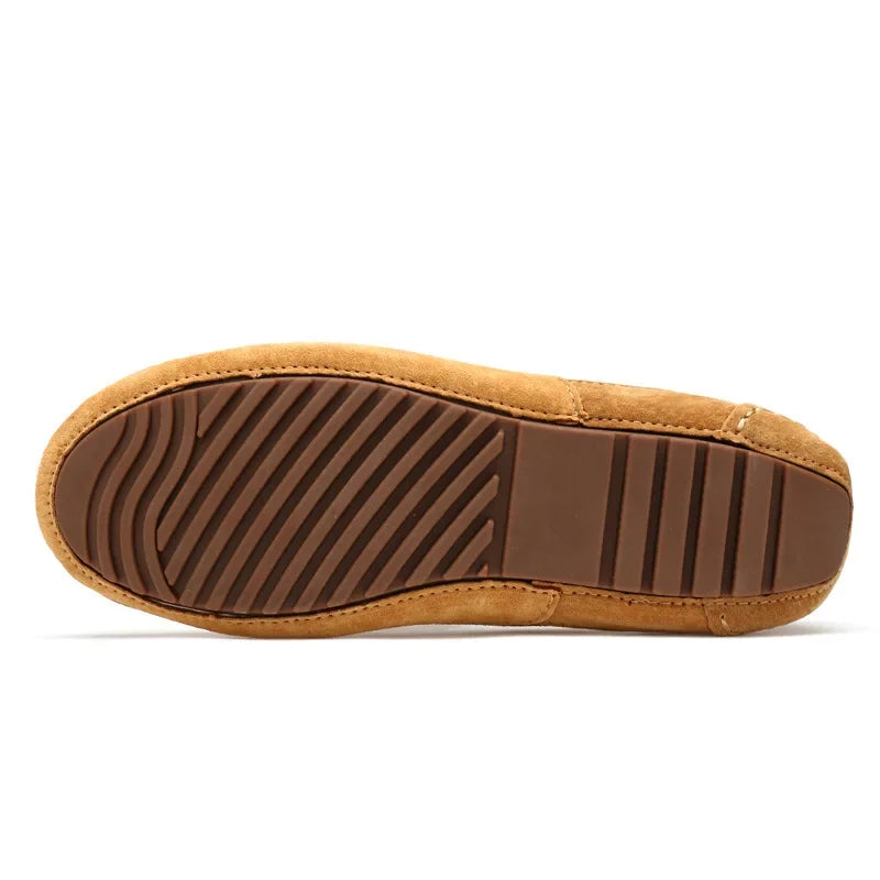 Chaussures bateau marron clair pour homme, mocassins artisanaux en daim, fabrication soignée, zoom dessous