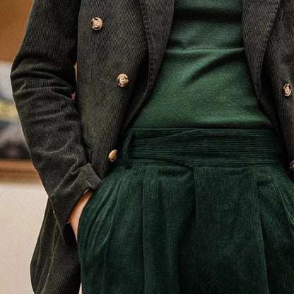 Zoom sur la ceinture ajustable du pantalon ALDRIC vert foncé en velours côtelé, avec coutures renforcées pour une durabilité accrue. Une touche d’élégance et de praticité, créant un équilibre parfait entre confort et style, à la manière du Old Money.