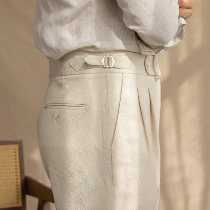 Détail de la taille du pantalon ASHBURY couleur beige. Ceinture structurée avec ajusteurs latéraux pour un confort optimal.