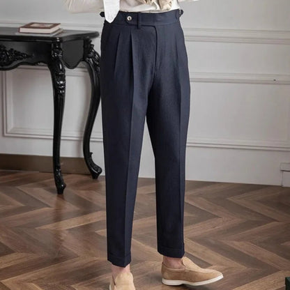 Détail des plis du pantalon ASHBURY. Ligne sophistiquée et tombé net pour une silhouette élégante.