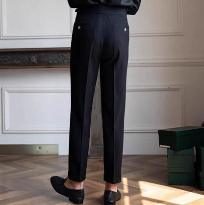 Pantalon ASHBURY noir en mouvement vu de dos. Fluidité du tissu et aisance naturelle pour un confort tout au long de la journée.