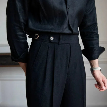 Détail de la taille du pantalon ASHBURY noir. Ceinture structurée avec bouton et  ajusteurs latéraux avec pince pour un maintien sur mesure et confort optimal.
