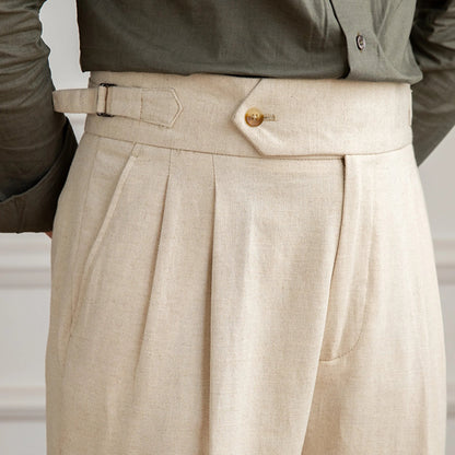 Pantalon BEAUMONT beige en lin, zoom sur la texture respirante et naturelle du tissu haute qualité