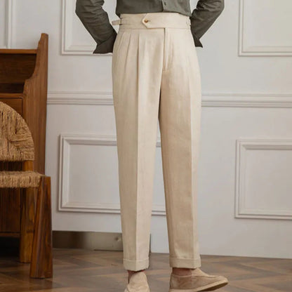 Homme portant le pantalon BEAUMONT beige en lin, chemise verte kaki et mocassins marron, style estival chic