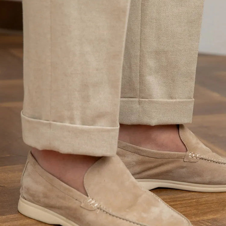 Zoom sur le bas du Pantalon BEAUMONT beige en lin, plis marqués et coupe élégante pour une silhouette structurée