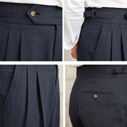 Pantalon BEAUMONT bleu marine en lin, finitions impeccables, ceinture boutonnée, poches discrètes, ajusteurs latéraux pour un confort optimal