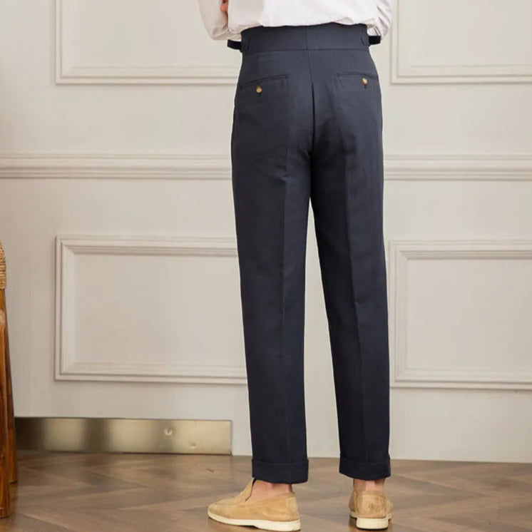 Pantalon BEAUMONT bleu marine en lin, vue de dos, poches discrètes et élégantes