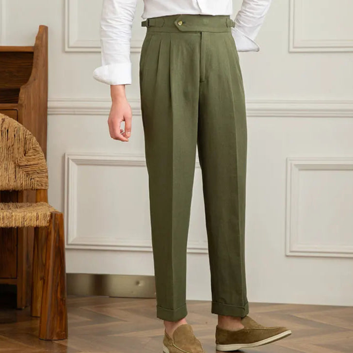 Pantalon BEAUMONT vert en lin, gros plan sur la finesse du tissage et le tombé fluide