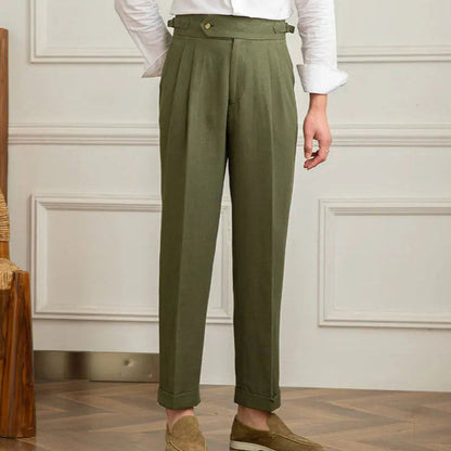 Pantalon BEAUMONT vert en lin, porté avec une chemise blanche et des mocassins en daim