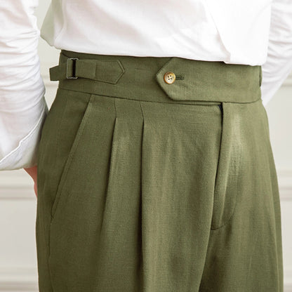 Pantalon BEAUMONT vert en lin, zoom sur la haute qualité de la matière et sur la taille haute avec ajustement personnalisé grâce aux ajusteurs latéraux, confort optimal
