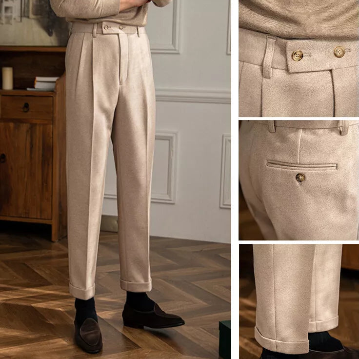Pantalon BEAUREGARD beige porté par un mannequin, coupe fluide et silhouette raffinée, ceinture boutonnée, poches discrètes, finition et tombé impeccables 