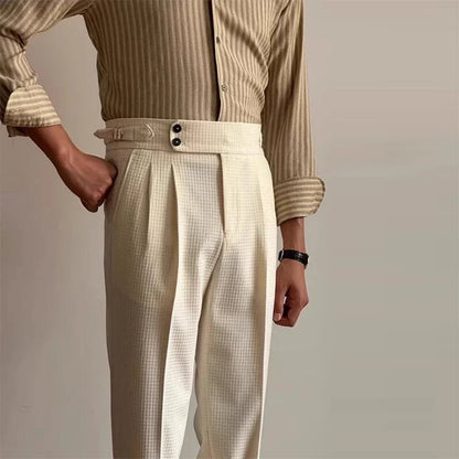 Style Old Money avec le pantalon Balmoral beige, tissu gaufré, silhouette noble et moderne