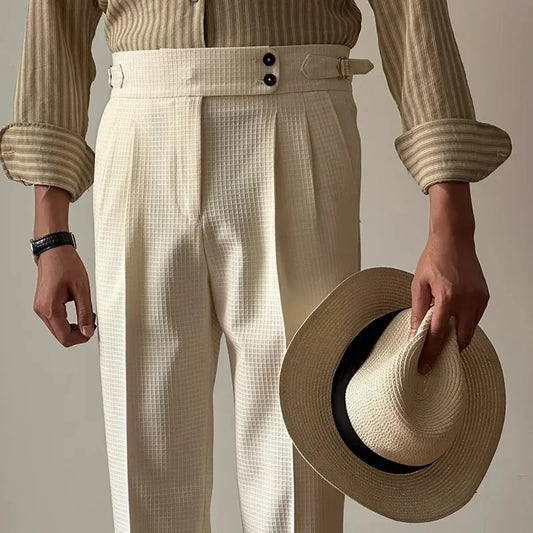 Pantalon de costume Balmoral beige, style intemporel et prestance Old Money, coupe droite et taille haute, tissu gaufré élégant, large ceinture à 2 boutons et ajusteurs latéraux à prince. 